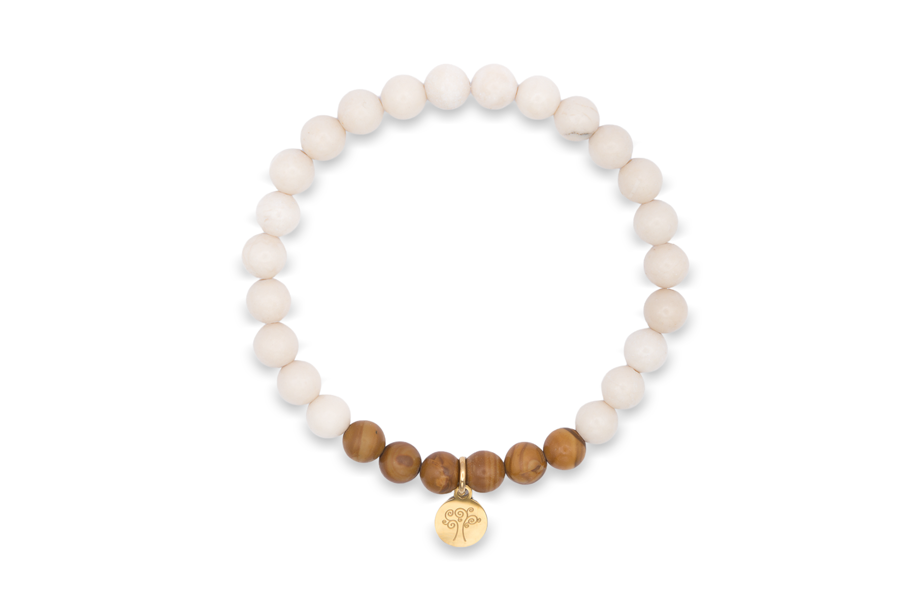 Natursteinarmband „Dünenlicht“ mit weißen Marmorperlen, braunen Calcitperlen und einem goldfarbenen Edelstahl-Anhänger mit vertiefter Baumgravur auf weißem Hintergrund.