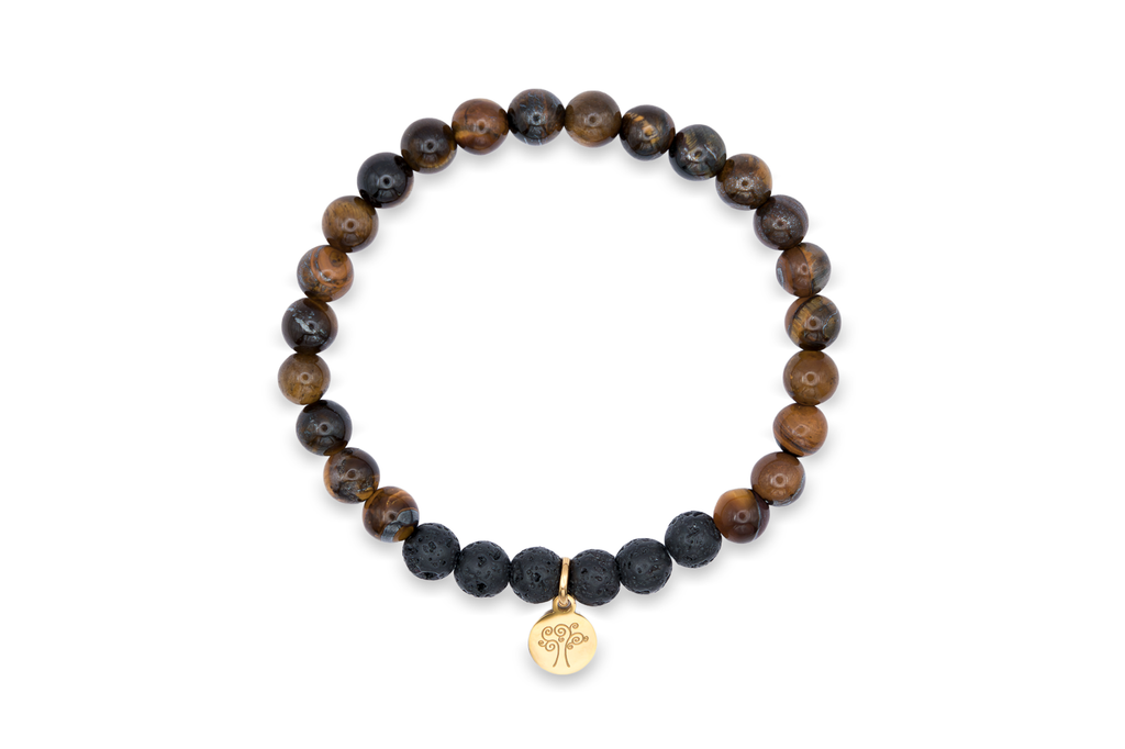 Natursteinarmband „Lavaküste“ mit braun-schwarzen Tigeraugeperlen, schwarzen Lavasteinperlen und einem goldfarbenen Edelstahl-Anhänger mit vertiefter Baumgravur auf weißem Hintergrund.